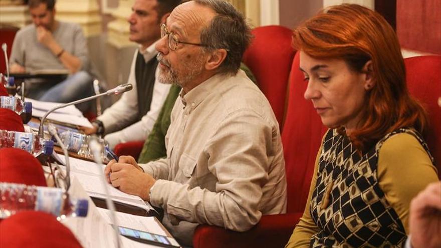 El pleno de Badajoz aprueba la supresión de los conserjes de colegio con el voto de Cs