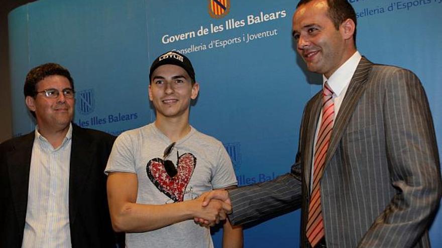 Jorge Lorenzo y Mateu Cañellas se dan la mano tras firmar el acuerdo de patrocinio.