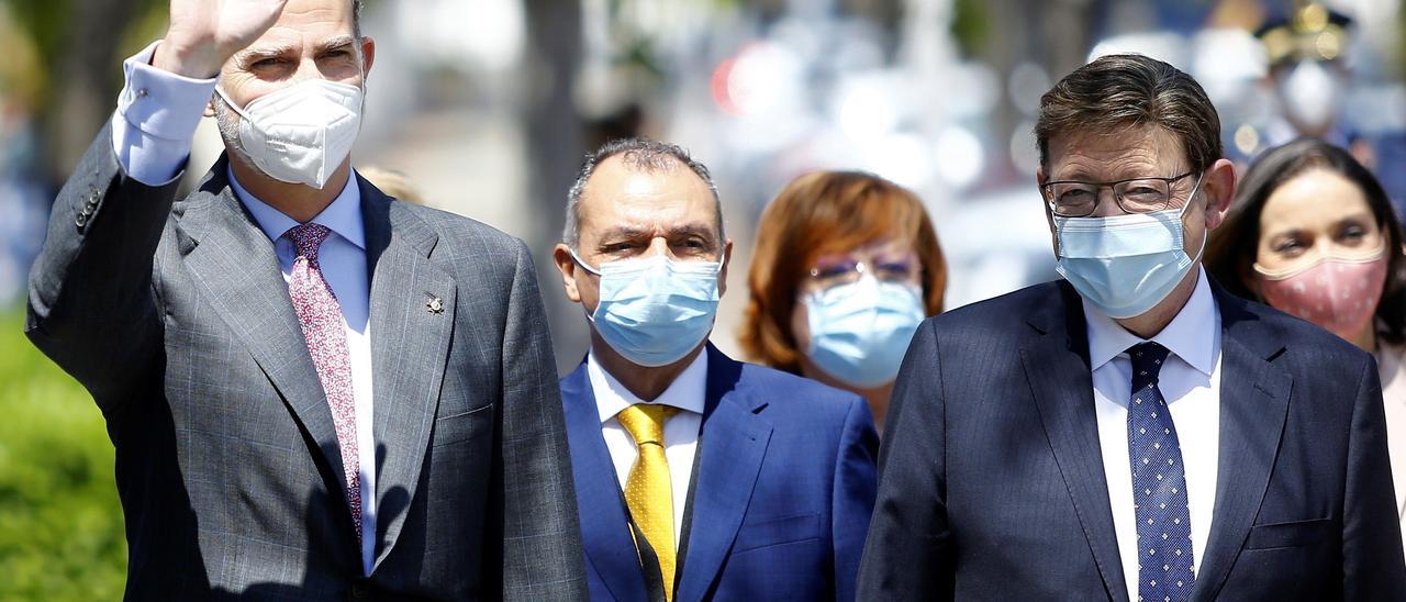 El rey Felipe VI, con Salvador Navarro y Ximo Puig, a su llegada a la asamblea de la CEV.