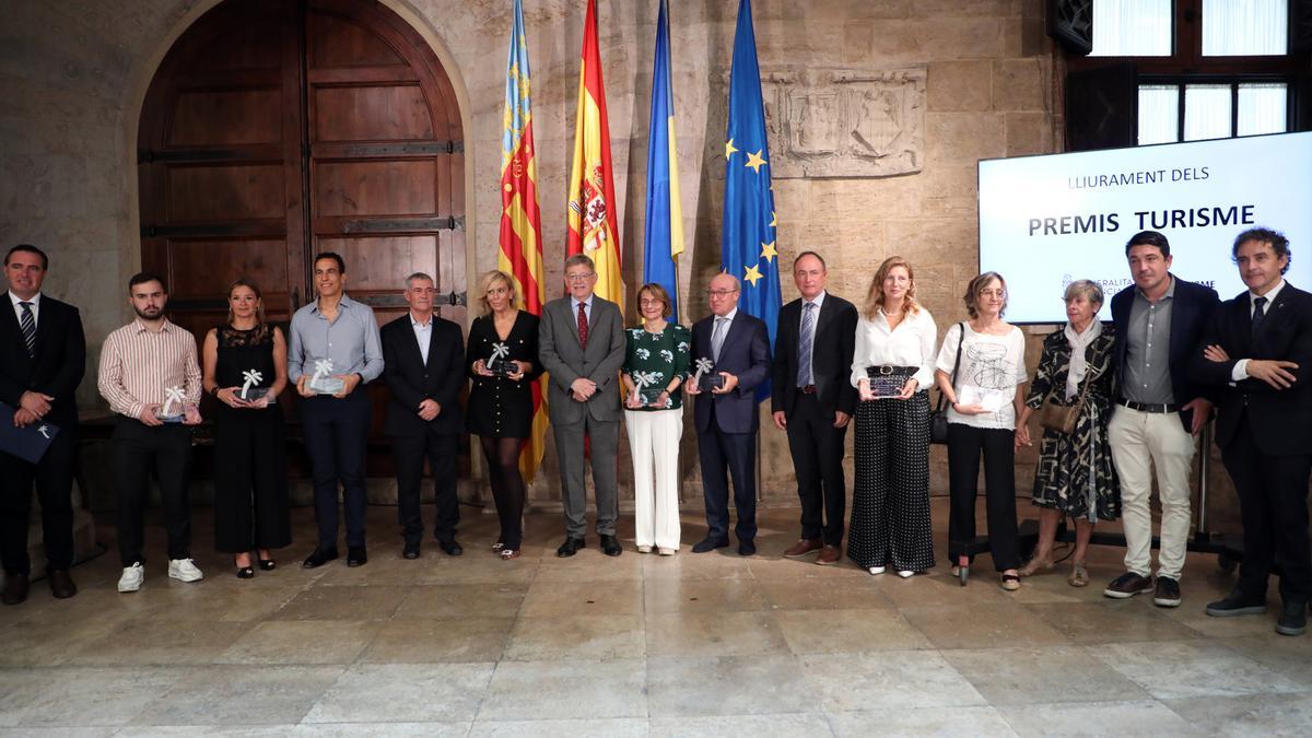 Los premiados en los Premis Turisme junto a Ximo Puig y varias autoridades