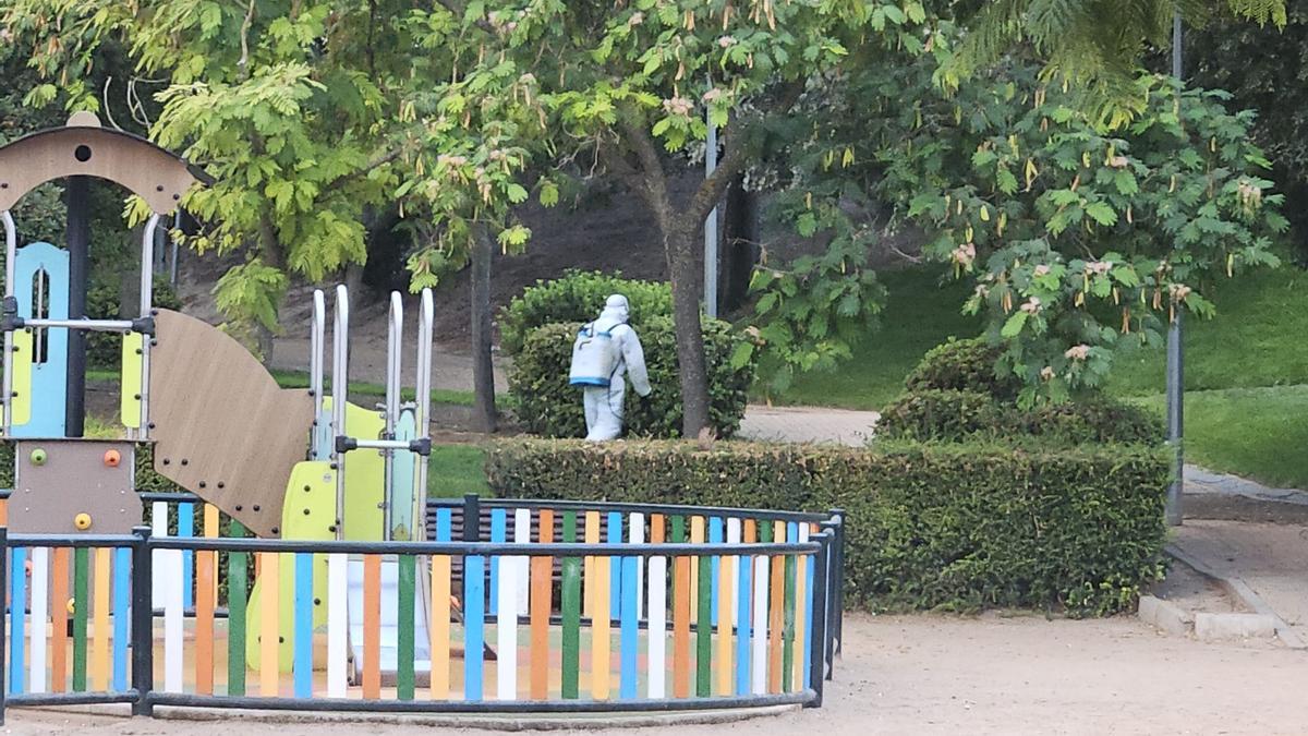 Fumigación contra los mosquitos posibles portadores del virus del Nilo en un parque de Fernán Núñez este jueves.