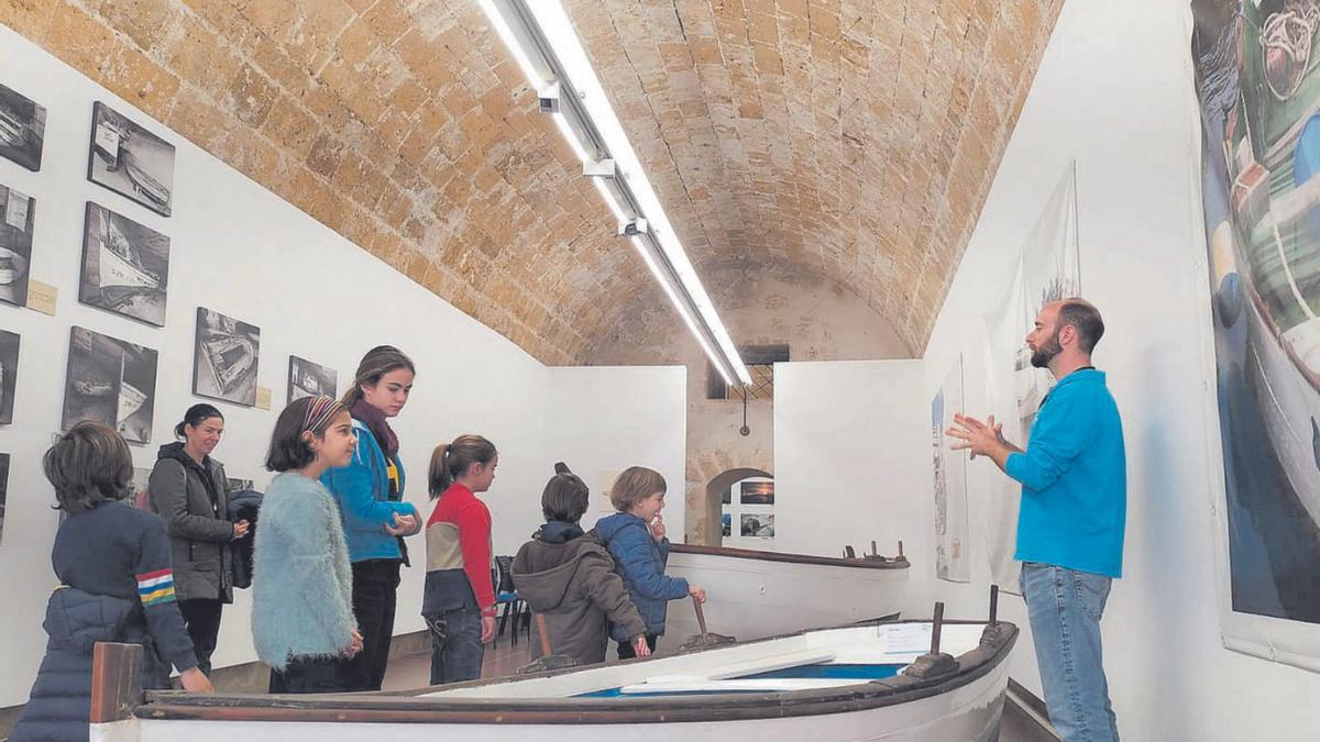 Visita escolar al Far de sa Creu, en Sóller. | MUSEU MARÍTIM