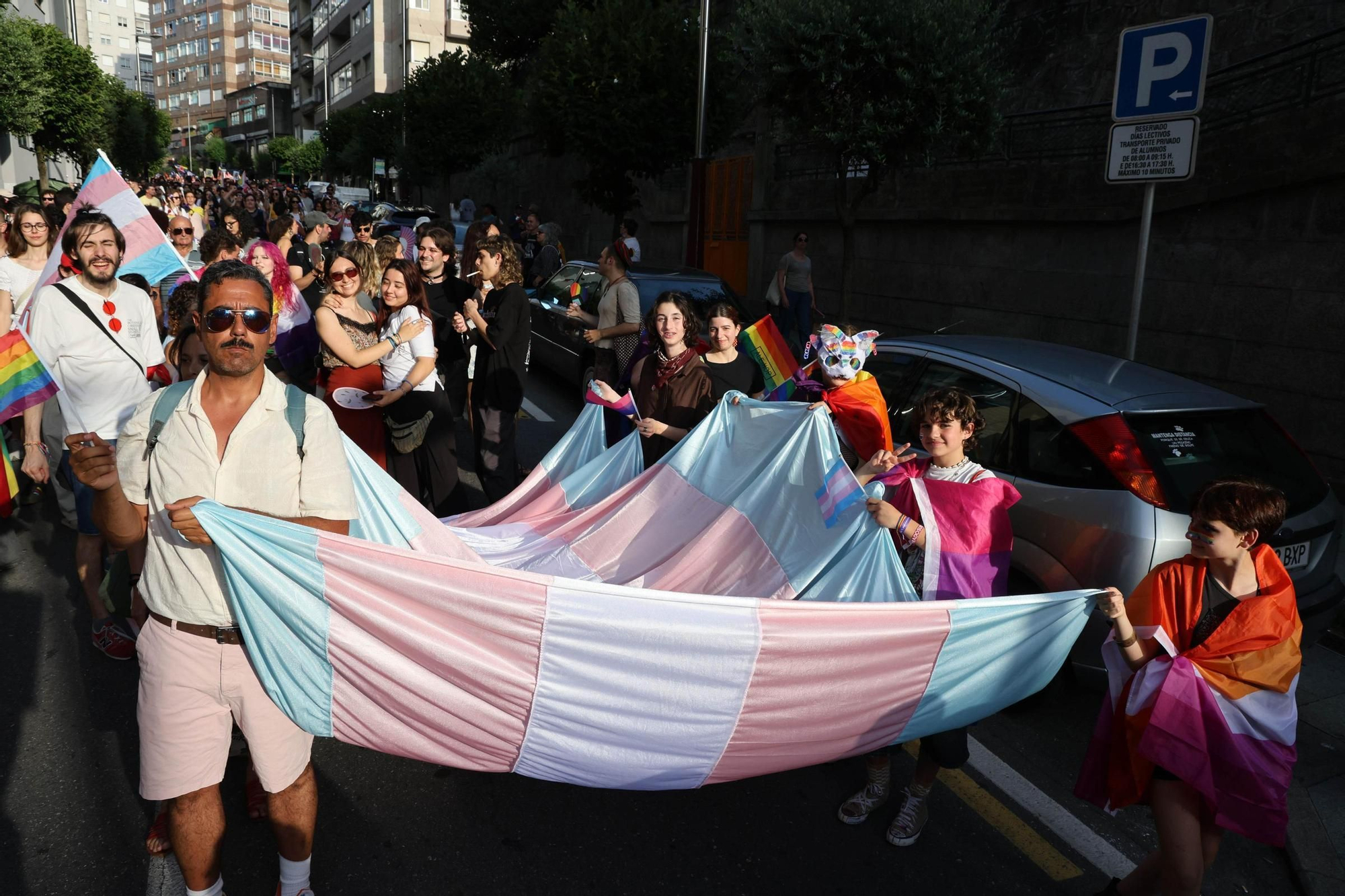 Una multitudinaria marcha celebra el Orgullo más colectivo en Vigo
