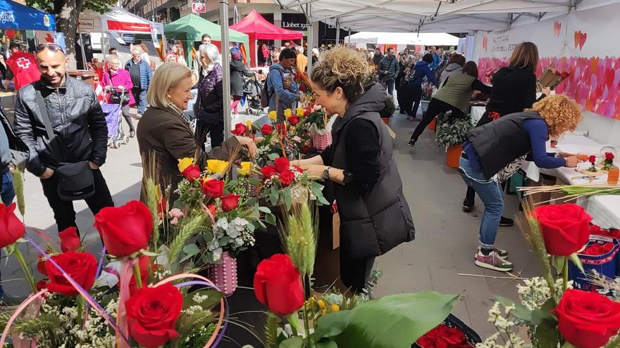 Sant Jordi porta molta gent al carrer a Manresa