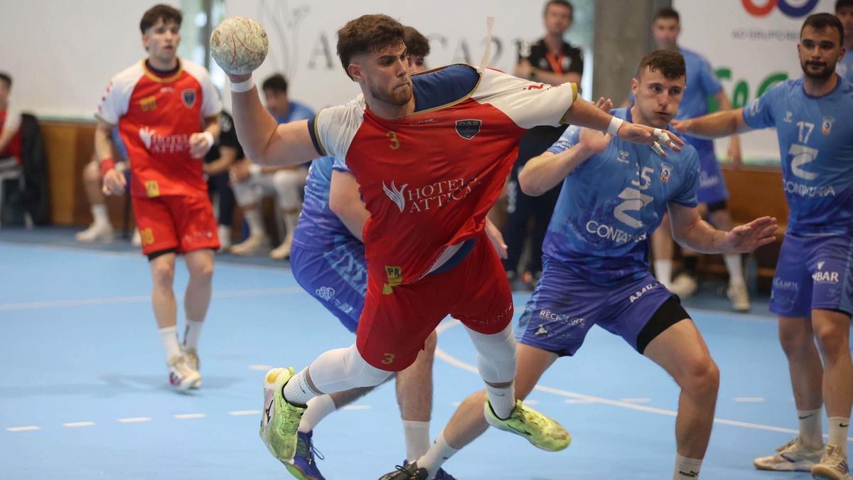 Diogo Freitas, pivote del OAR, intenta un lanzamiento ante el Contazar Zaragoza.