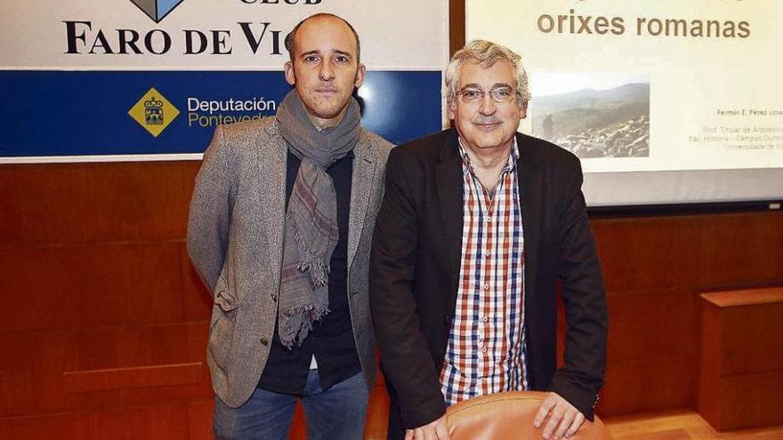 O arqueólogo Fermín Pérez Losada (dereita) e o seu presentador, Aldolfo Fernández. // Marta G. Brea