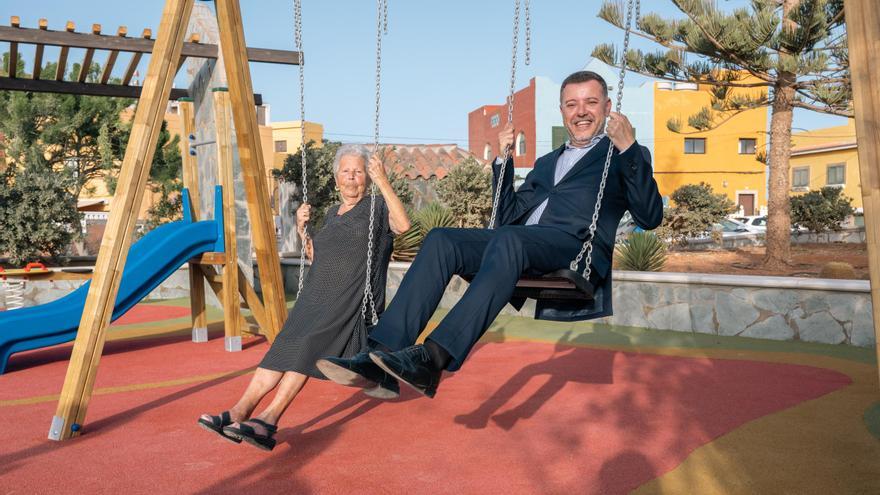 El alcalde de Gáldar estrena un parque infantil en vísperas de su boda
