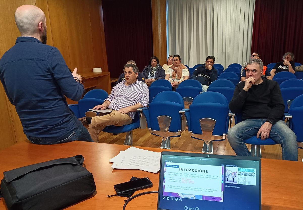 Asistentes a una de las charlas de Martín Camba Conde, policía local de Santiago.