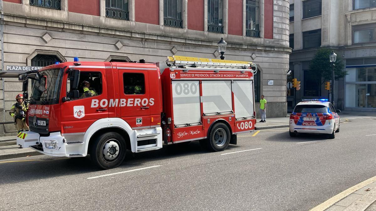 Bomberos y Policía Local intervienen en la plaza del Carmen por el gran apagón de Gijón.