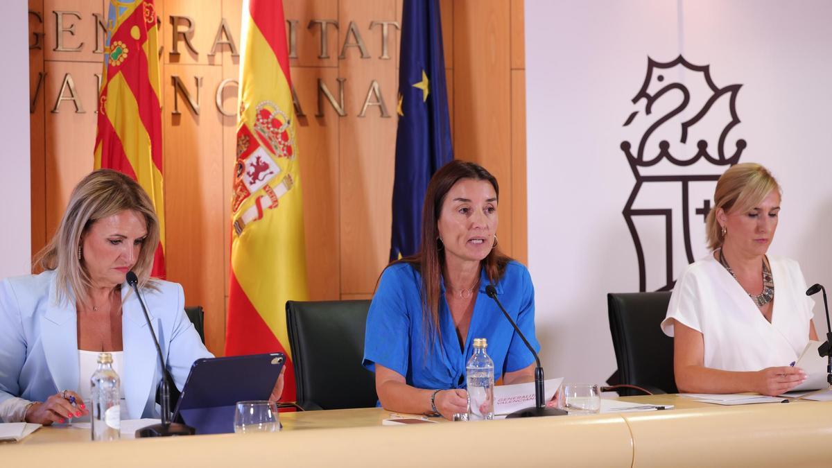 La consellera de industria (primera por la izquierda) junto a las de Hacienda y Territorio, esta viernes en Castelló.