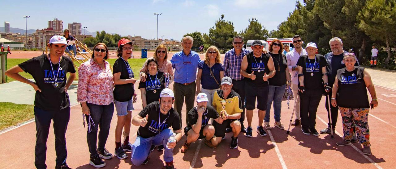 Algunos de los participantes en esta jornada posan con sus medallas junto a monitores y varios ediles de la corporación municipal.