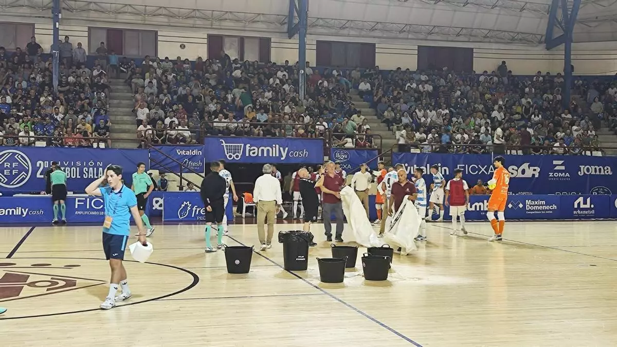 Una tromba de agua arrecia en Alzira y las goteras reaparecen en el Palau d'Esports en la semifinal por el ascenso