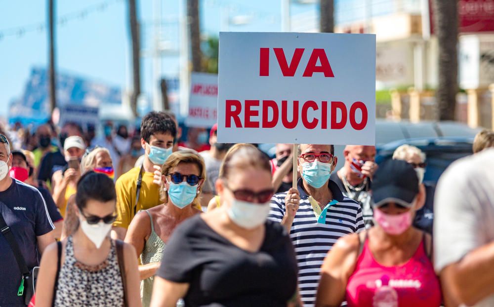 Más de 500 personas se manifiestan en Benidorm contra la decisión del cierre del ocio nocturno.