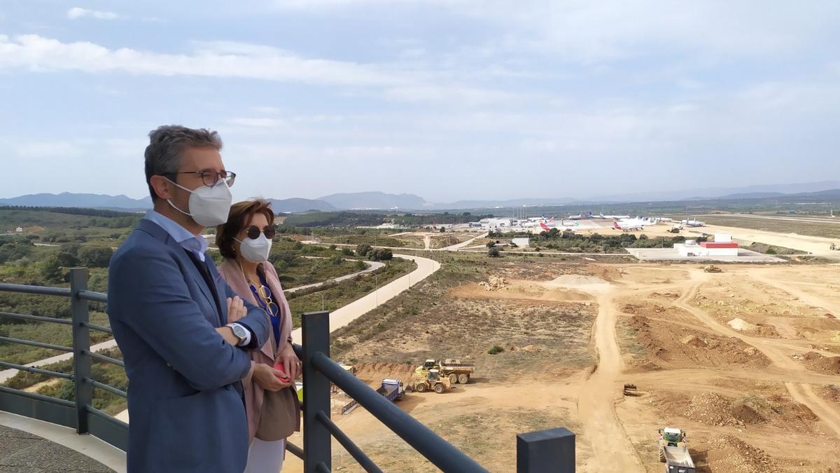 Arcadi España, junto con la directora general de Aerocas, Blanca Marín.