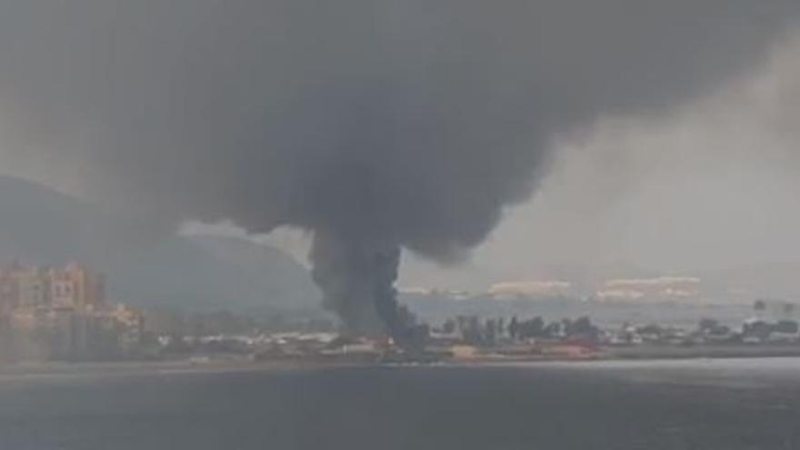 La nube de humo del incendio del camping Villa Caravaning, vista desde cualquier punto del Mar Menor