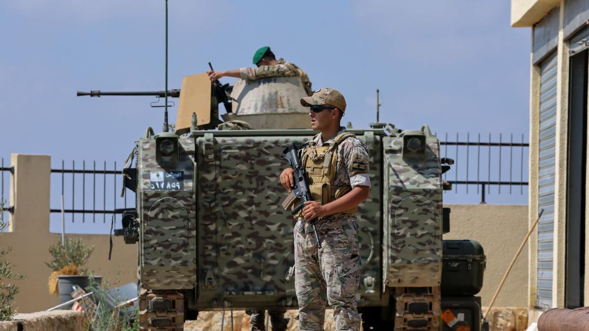 Soldados del ejército libanés montan guardia.