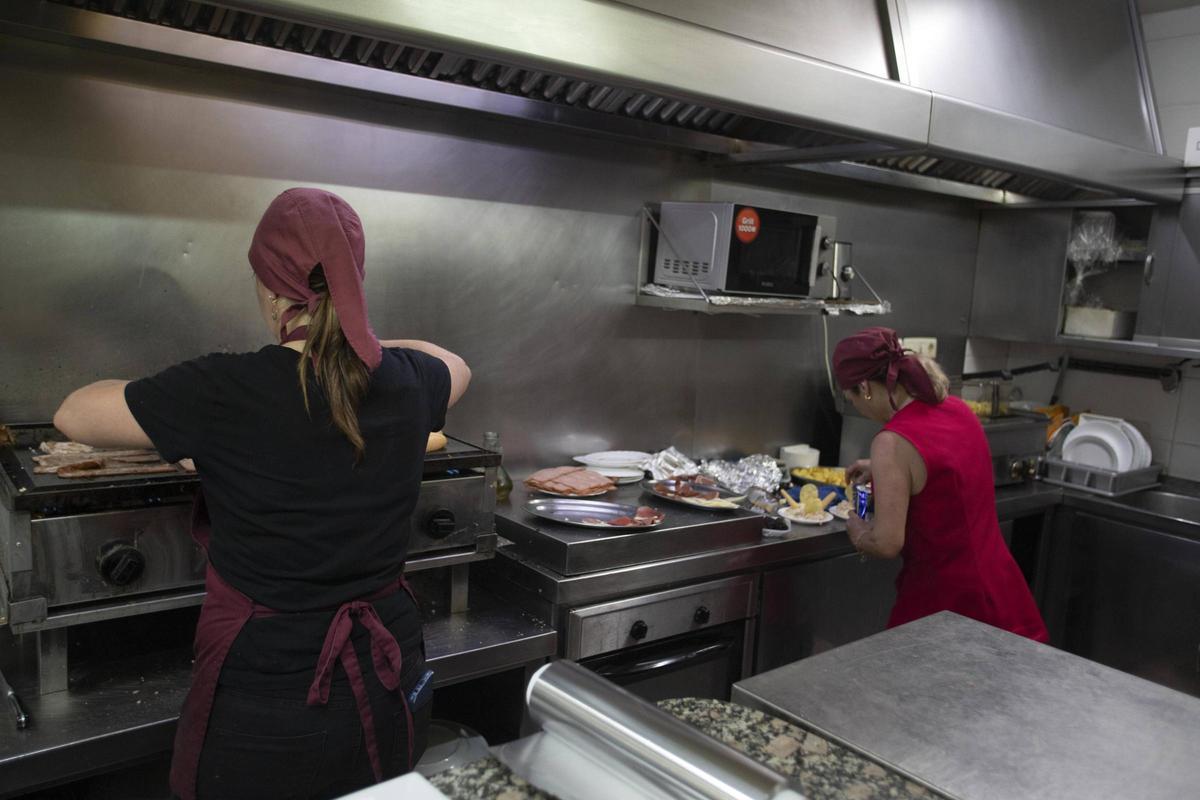 Cocineras trabajando en un bar de Xàtiva, en una imagen de archivo.