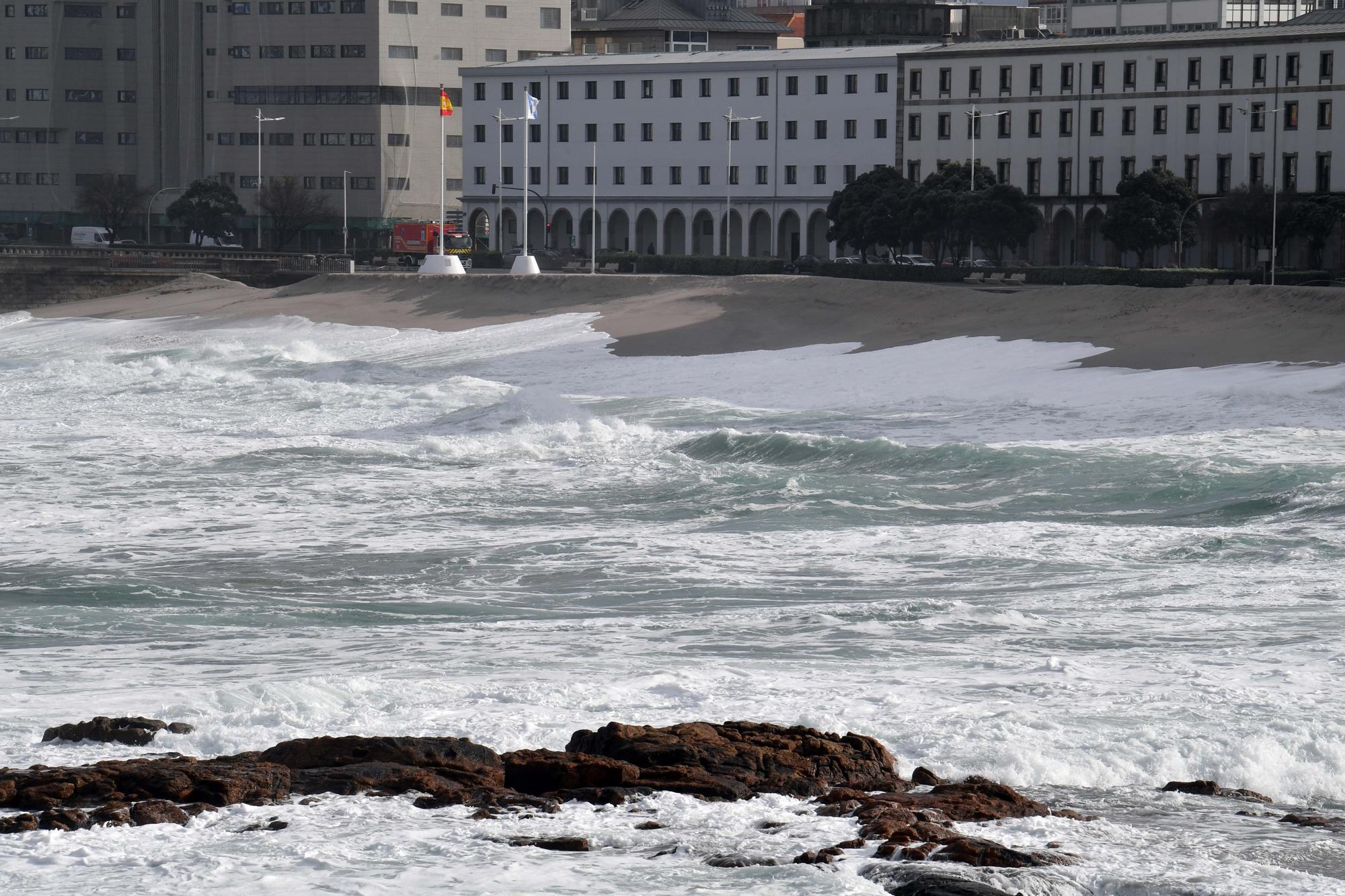 A Coruña en alerta roja: Temporal con fuerte oleaje en Riazor y rachas de más de 100 kilómetros por hora