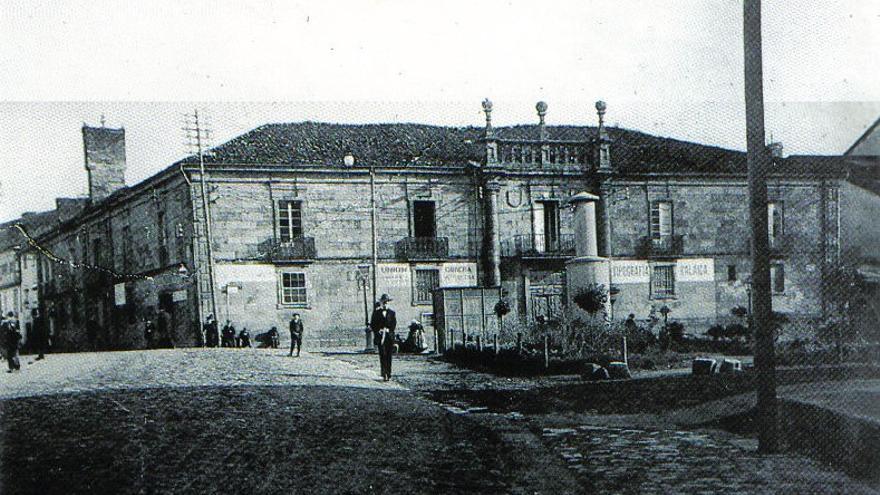 La antigua Casa de la Inquisición en 1909 en el lugar que hoy ocupa el Hotel Compostela.