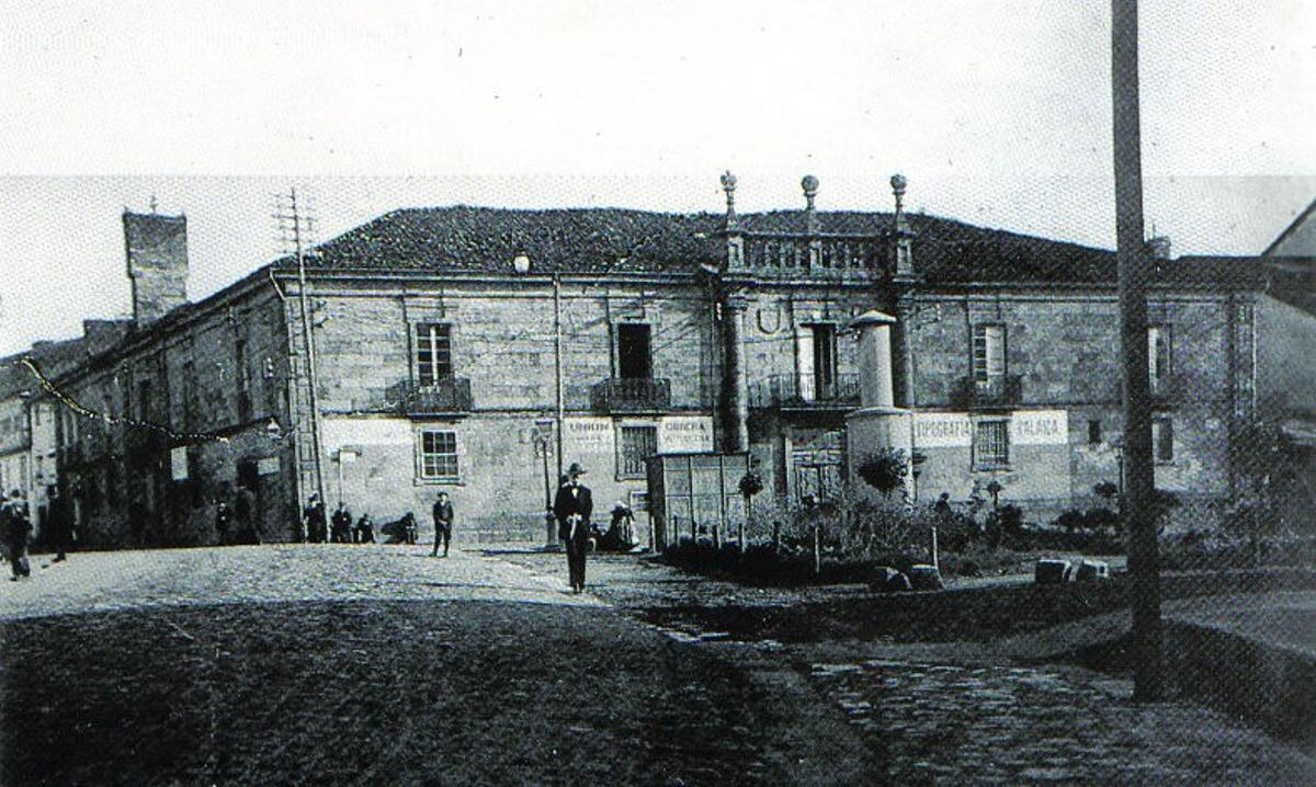 La antigua Casa de la Inquisición en 1909 en el lugar que hoy ocupa el Hotel Compostela.