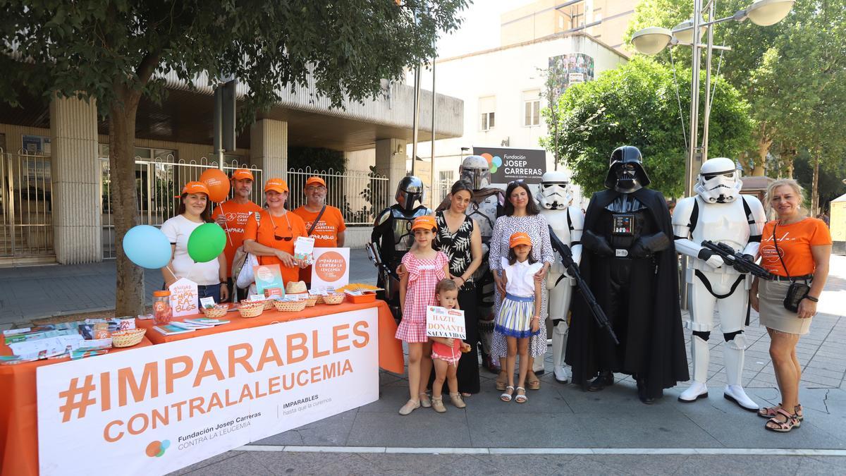 Mesa informativa en Córdoba para dar a conocer la lucha contra la leucemia.