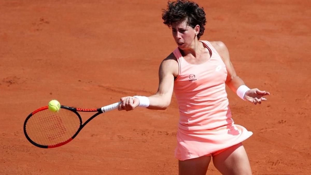 Carla Suárez, en acción ayer en Roland Garros.