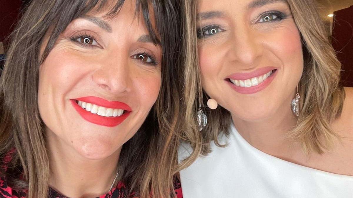 Sandra Barneda y su novia, Nagore Robles, en una fotografía de Navidad