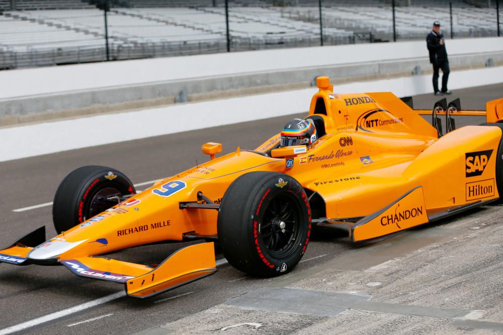 Fernando Alonso prueba su coche de la Indy Car