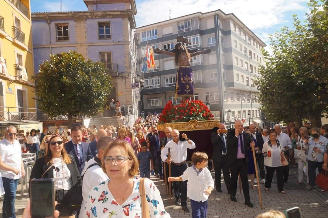 Candás vuelve a vibrar con la procesión del Cristo: así se vivió una de las citas más emblemáticas de la villa