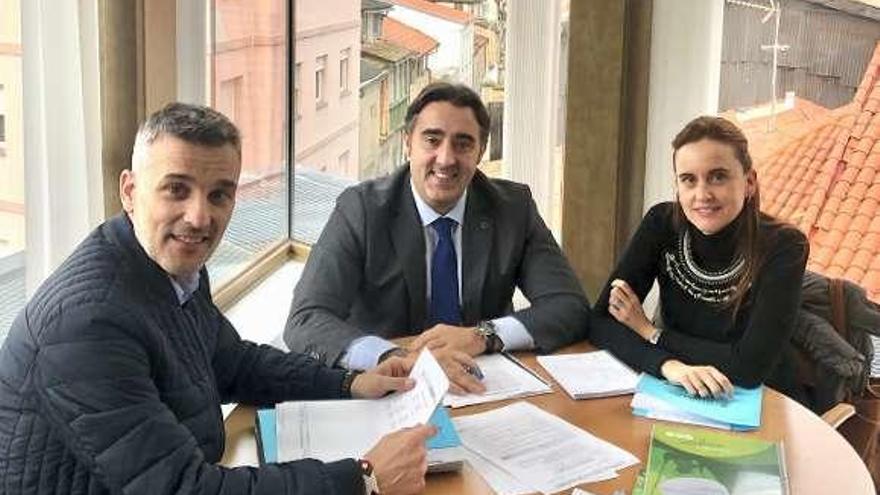 El jefe del servicio municipal de Medio Ambiente, Gonzalo García, el concejal Jorge Pumar y la técnica María Hermida. // Fdv