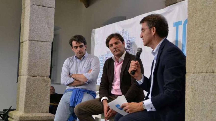 José Ángel Rodríguez, en el centro, ayer junto a Diego Calvo y Alberto Núñez Feijóo.