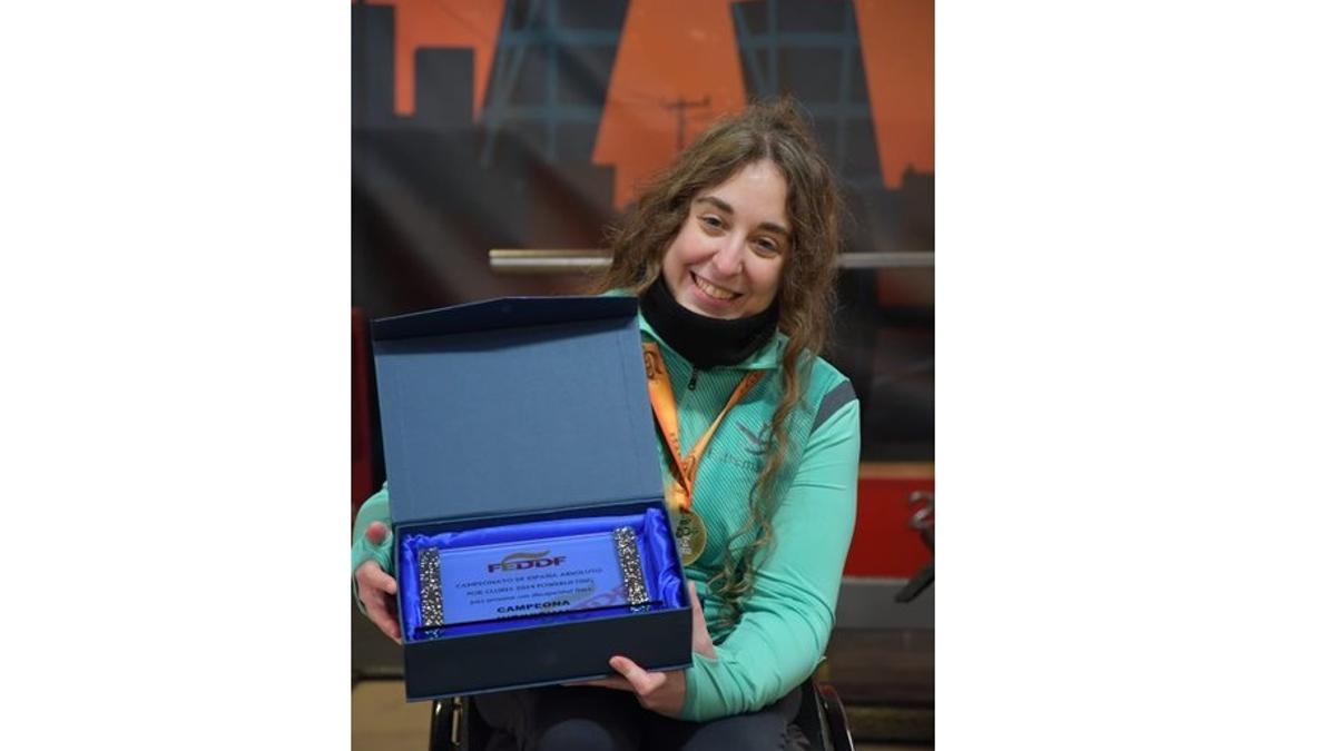 Loida Zabala, con su título.