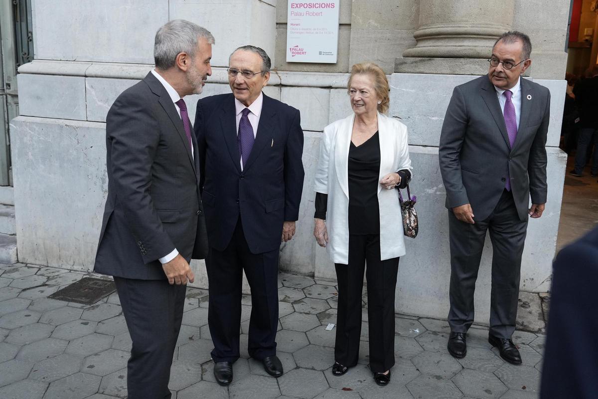 Jaume Collboni, alcalde de Barcelona, junto a Javier Moll, presidente de Prensa Ibérica; Arantza Sarasola, vicepresidenta de Prensa Ibérica, y Albert Sáez, director de EL PERIÓDICO.