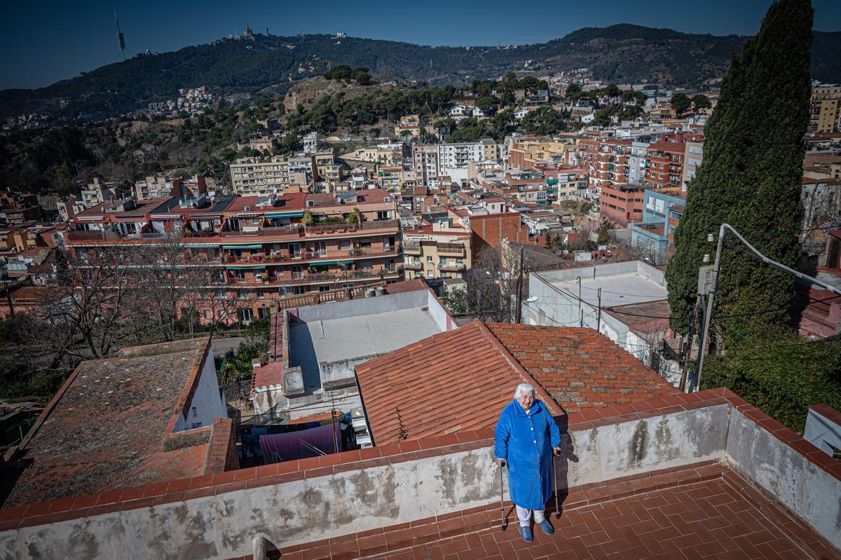 Mari Carmen, una vecina octogenaria del Carmel, que lleva años confinada porque la salida de casa y la calle son todo escaleras