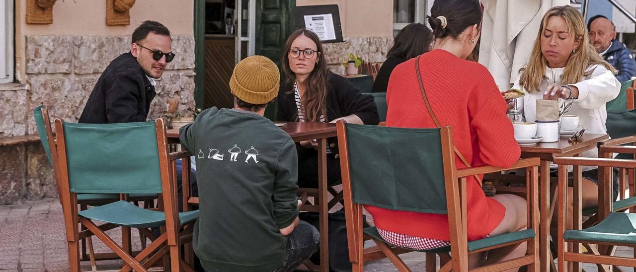Un camarero atiene a dos clientes en la terraza del bar La Molienda, frente a las Ramblas en Palma.