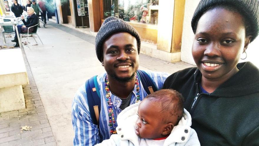 Gorgui junto a su mujer y su hija.