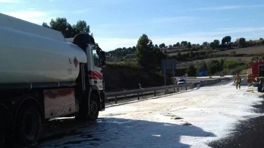 Els Bombers treballen per contenir una fuita de gasoil d&#039;una cisterna d&#039;un camió accidentat a l&#039;A-2 a Castellolí