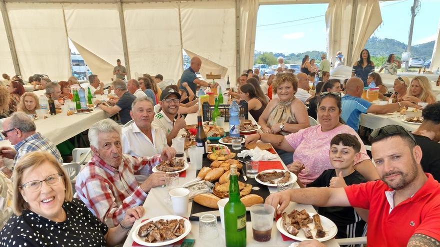 La V Comilona de las fiestas de Ferroñes, en imágenes