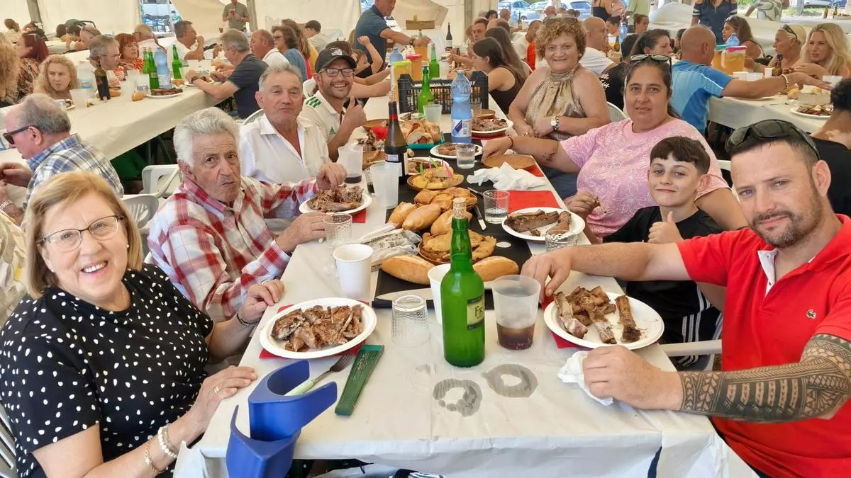 Comilona con cordero a la estaca y parrilla de cerdo en Ferroñes, que reunió a las familias en torno a la mesa: "Han sido unas fiestas muy buenas"