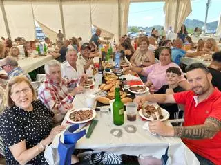 Comilona con cordero a la estaca y parrilla de cerdo en Ferroñes, que reunió a las familias en torno a la mesa: "Han sido unas fiestas muy buenas"