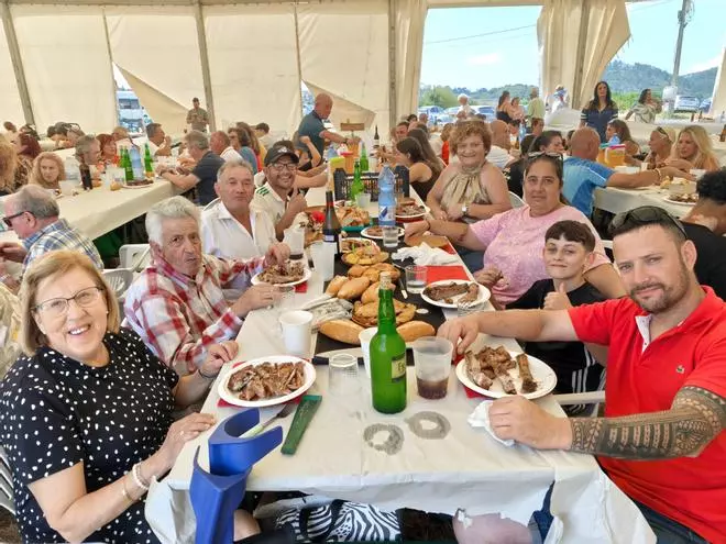 La V Comilona de las fiestas de Ferroñes, en imágenes