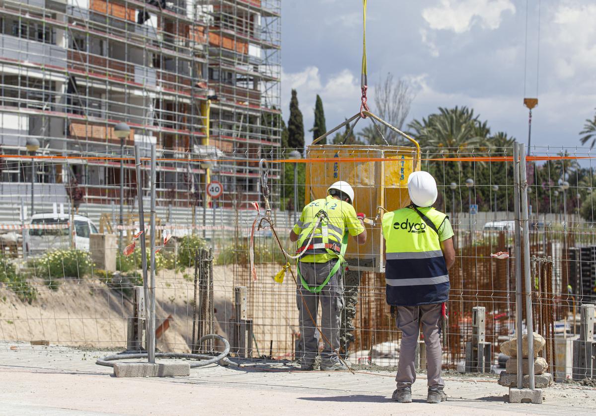 Trabajadores del sector de la construcción en Alicante.