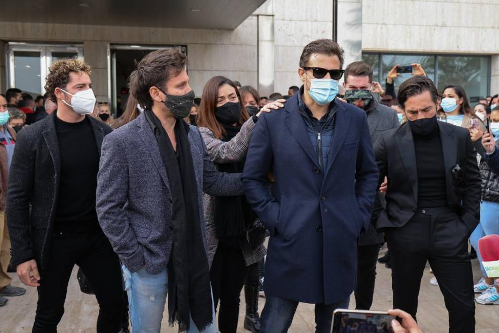 Joan Casademunt arropado por David Bisbal, Geno Machado, Javián ,Manu Tenorio y David Bustamante