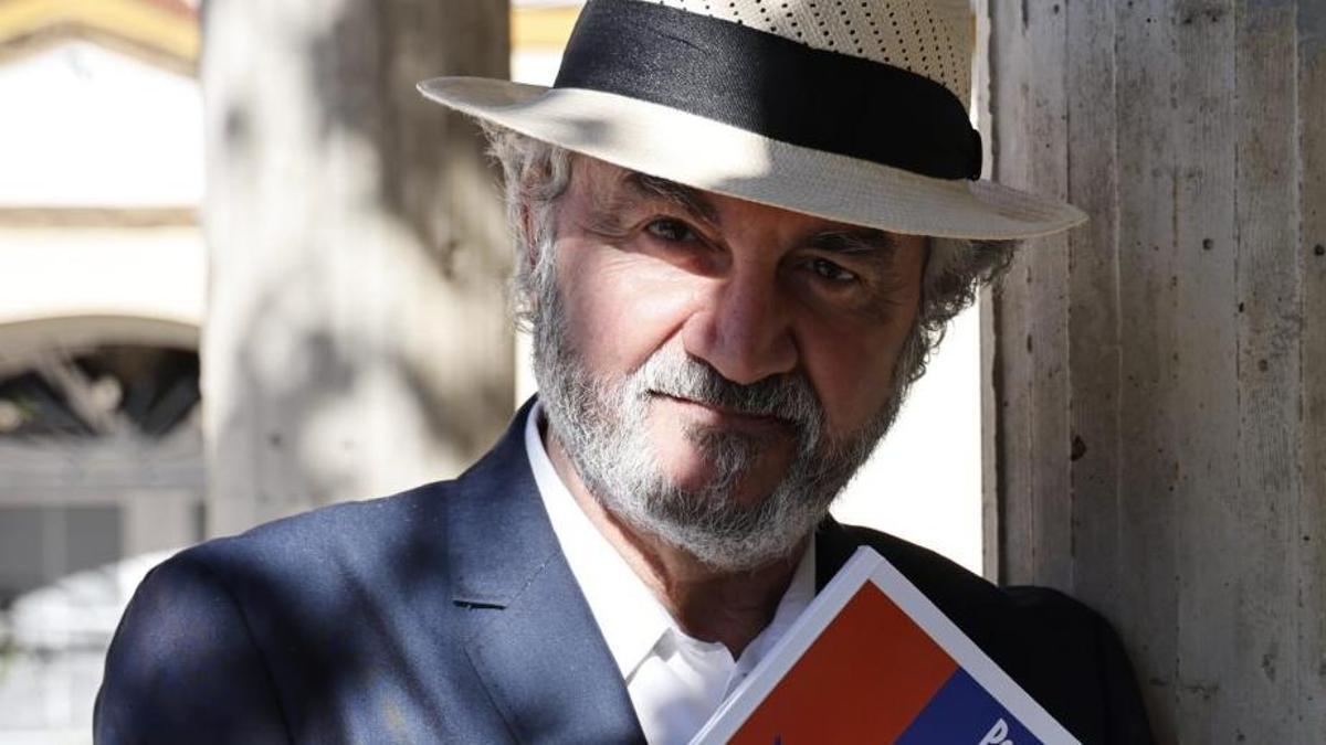 El artista cartagenero Javier Lorente, ayer. | IVÁN URQUÍZAR
