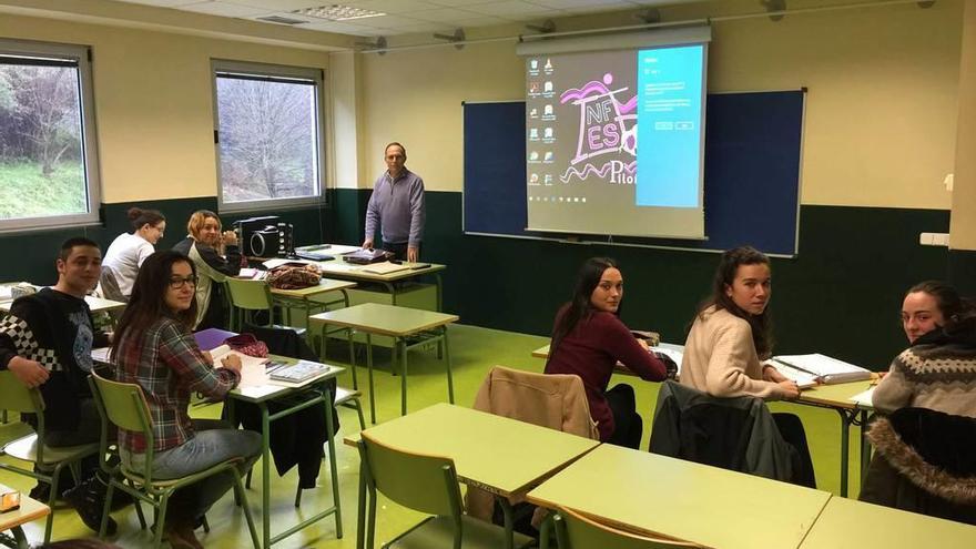 El director del Instituto de Infiesto, Argimiro García, da clase con normalidad a los alumnos de Bachillerato en la primera planta del centro, ayer.