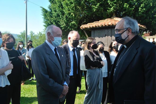 Funeral en El Cutu por el transportista fallecido, Iván Martínez Llosa; el arzobispo, Jesús Sanz Montes, da el pésame al hermano del fallecido, exalcalde de Siero, Eduardo Martínez-Llosa y otros familiares.