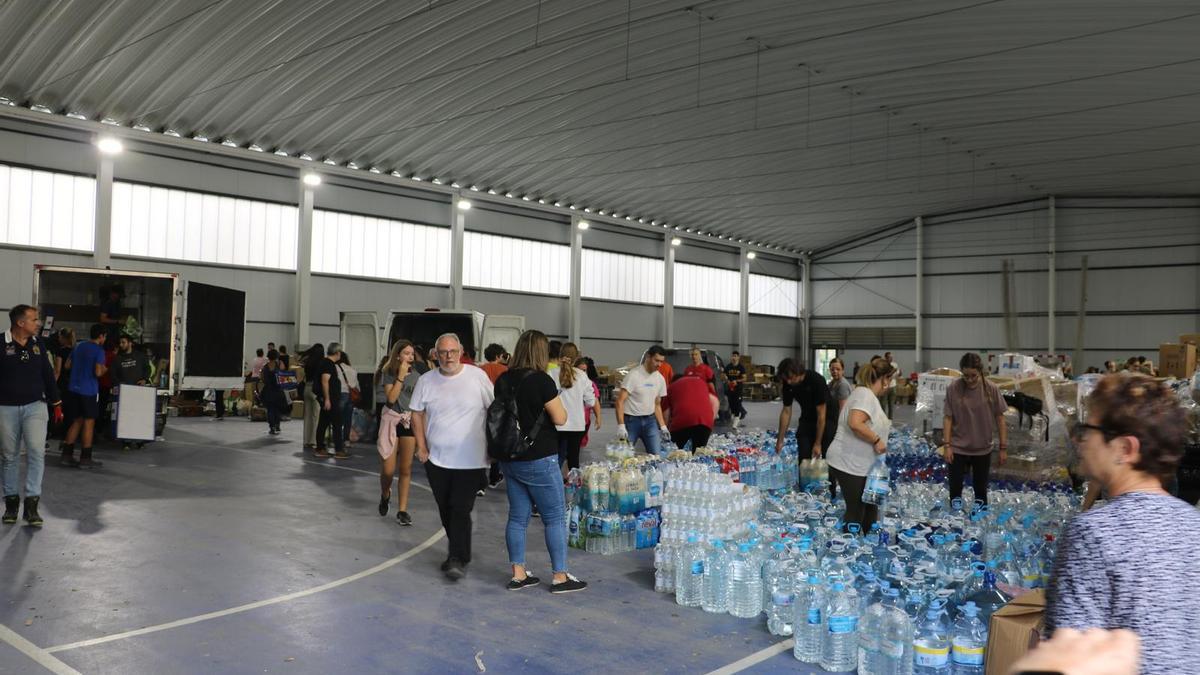 Voluntarios recogen donaciones en el pabellón de Quart de Poblet los primeros días tras la dana.