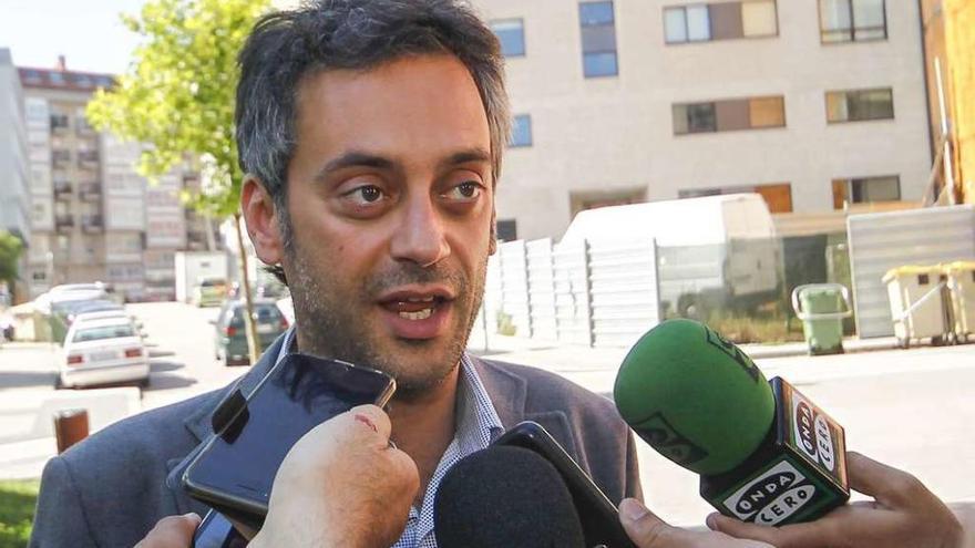 El alcalde de A Coruña, Xulio Ferreiro, ayer, atendiendo a los medios.