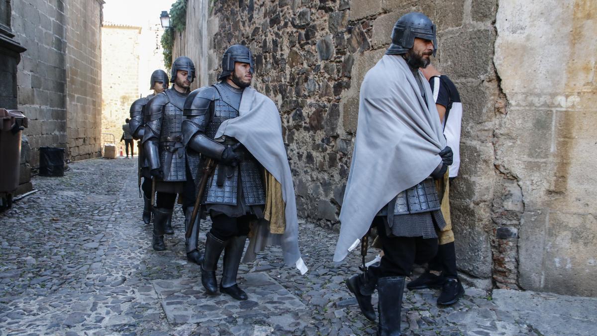 Figurantes durante una jornada de rodaje de &#039;La casa del dragón&#039; en Cáceres.