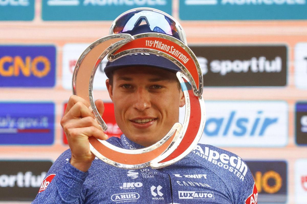 Jasper Philipsen en el podio de la Milán-San Remo